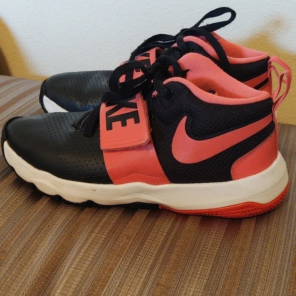 Nike Boys Team Hustle Basketball Shoes